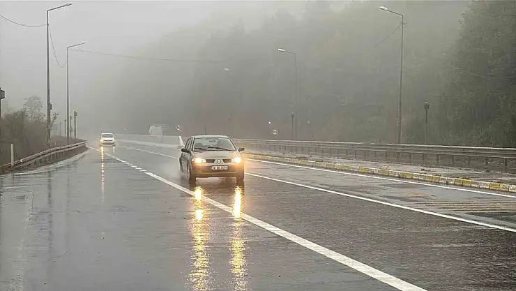 Bolu Dağı'nda sis ve sağanak görüş mesafesini düşürdü