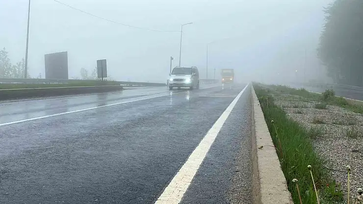 Yola çıkacaklar dikkat Bolu Dağı'nda sis ve yağış etkili oluyor