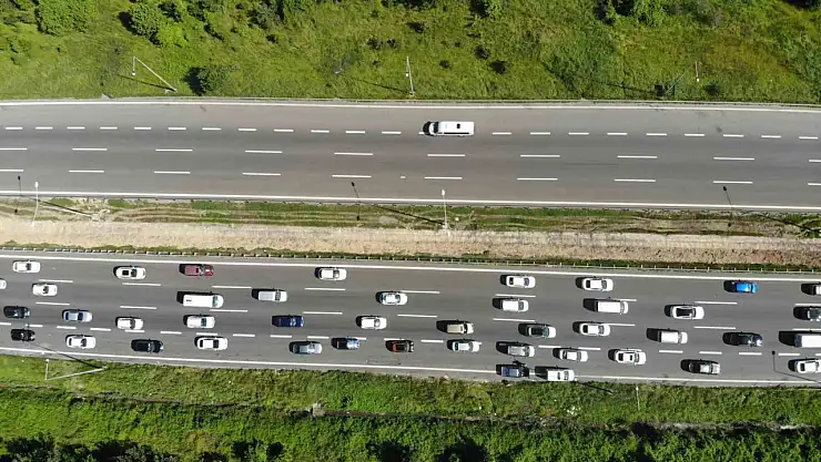 Bolu geçişinde tatilcilerin trafik yoğunluğu devam ediyor