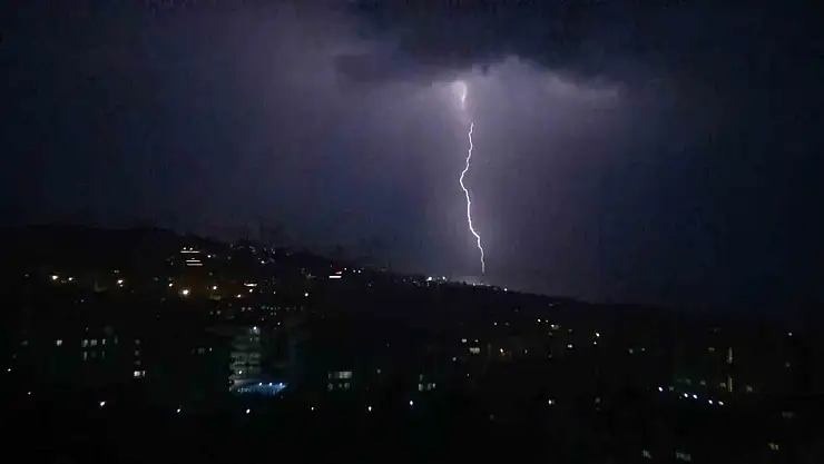 Bursa'da şimşekler etkili oldu