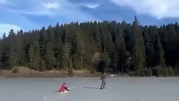 Buz tutan gölette kızağa bindiler