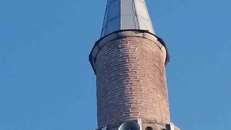 Cami minaresine takılan leyleği itfaiye ekipleri kurtardı