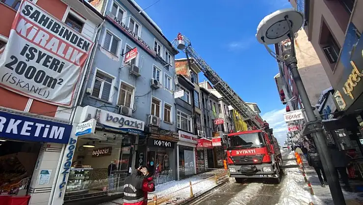Çatılarda biriken karlar temizlendi