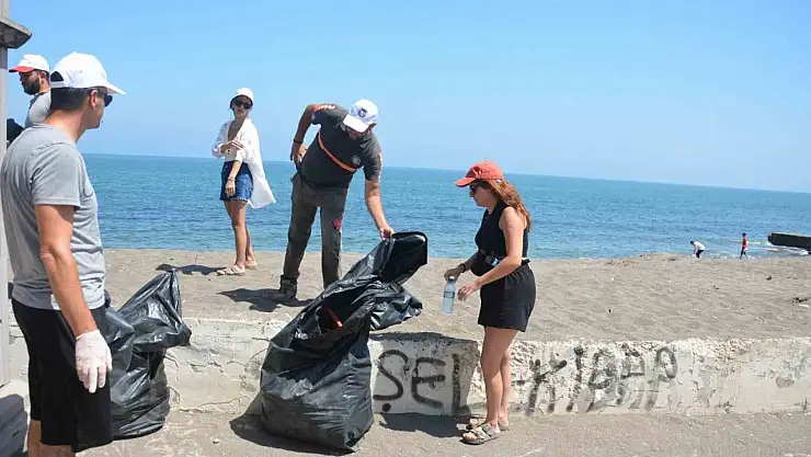 Çevreciler sahili temizledi