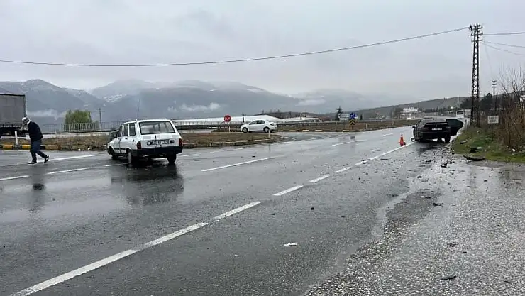 D100'de iki otomobil çarpıştı 5 yaralı