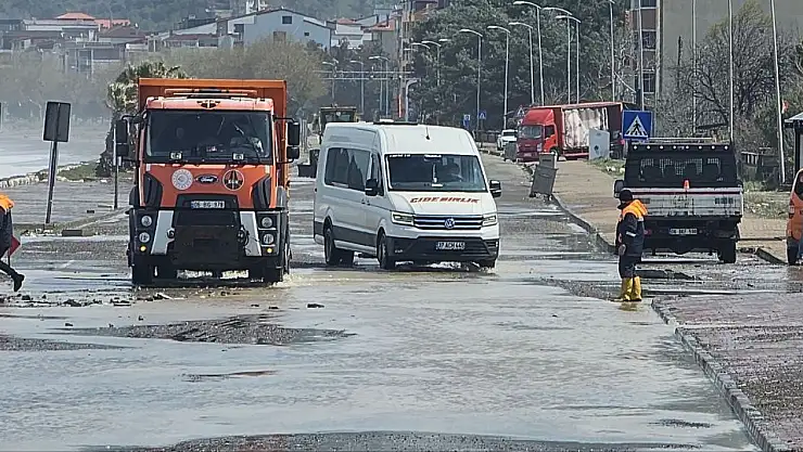 Dalgaların dövdüğü sahil yolunda hasar oluştu