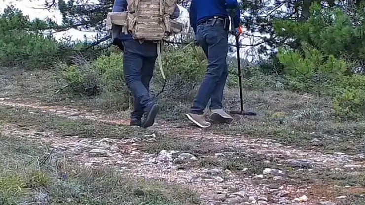 Define arayan 2 kişi fotokapana yansıdı