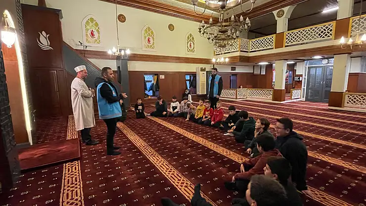Değerler eğitimi öğrencileri Arap Camii'ni ziyaret etti