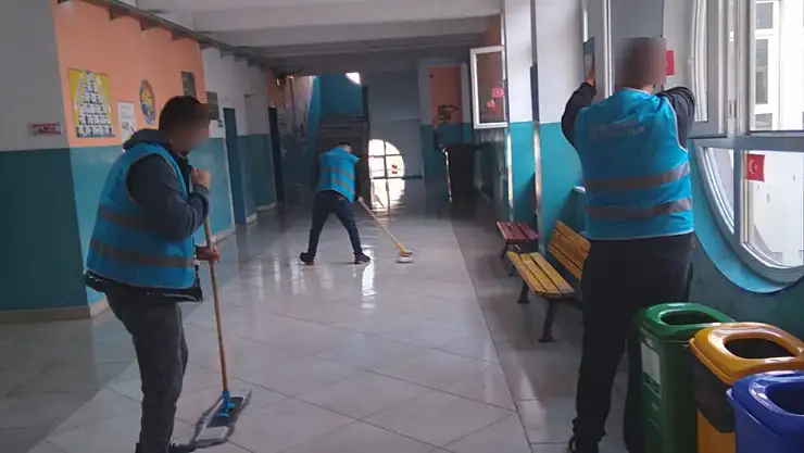 Denetimli serbestlikten yararlanan şahıslar temizlik çalışmasına katıldı