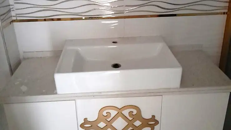 Depremde hasar alan dairenin musluklarını dahi çaldılar