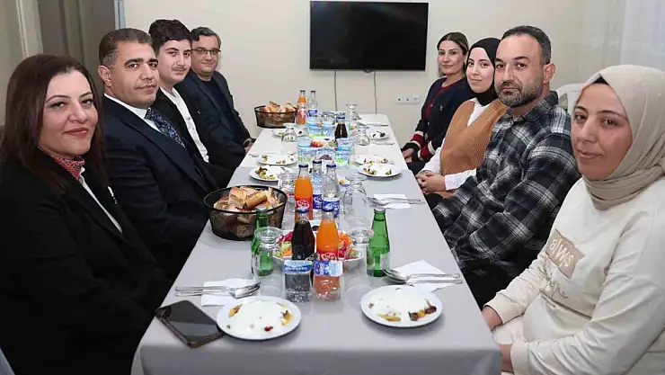 Depremzede aile ile birlikte iftar yaptılar