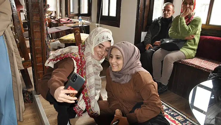 Depremzedeler tarih kokan Göynük'ü gezdi
