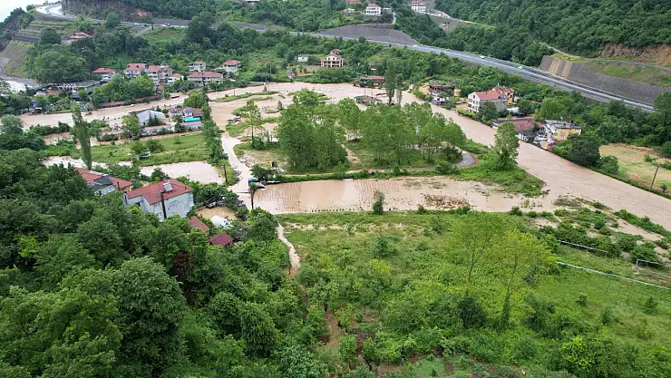 Dere yükseldi, köprü yıkıldı