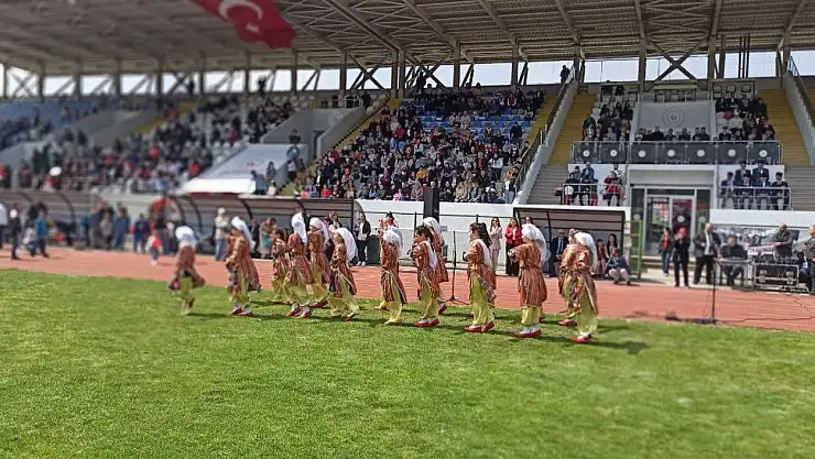Devrek'te 23 Nisan Çocuk Bayramında minik Ayla folklor grubuna eşlik etti
