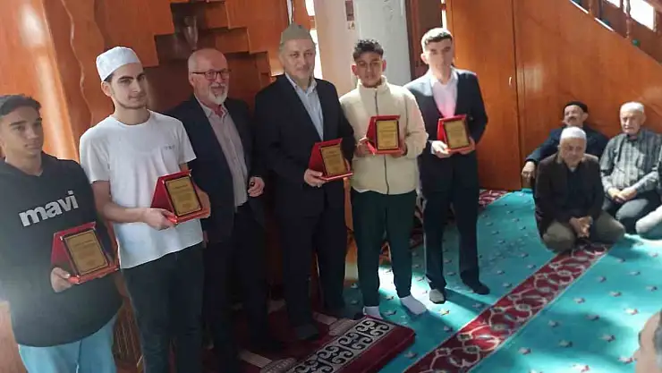 Hafız öğrencilere teşekkür plaketi takdim edildi