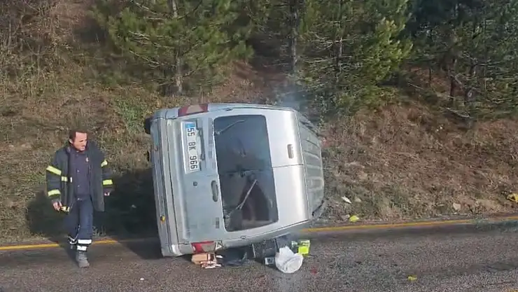 Devrilen hafif ticari aracın sürücüsü yaralandı