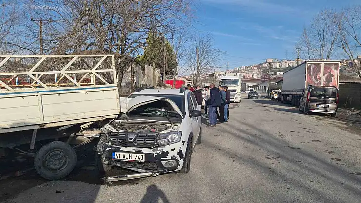 Direksiyon başında uyudu kamyonete çarptı