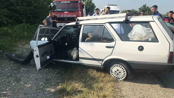 Direksiyon hakimiyetini kaybedince tabelaya çarptı: 2 yaralı