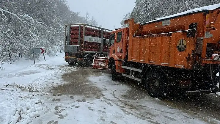 Doğalgaz tüpleri yüklü tır kaydı, yol ulaşıma kapandı