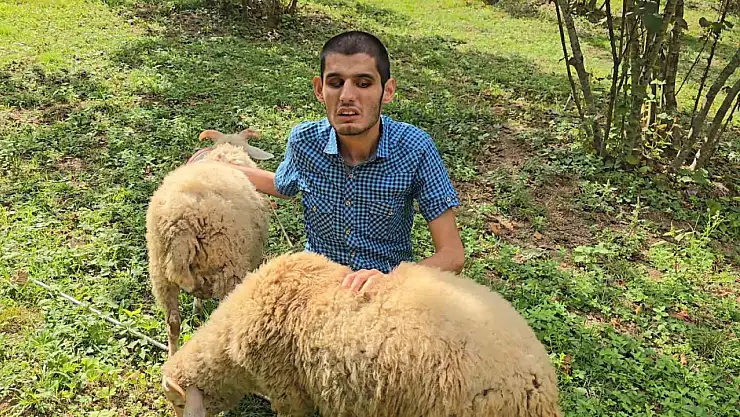 Doğuştan görme engelli genç engelli insanlara umut oldu