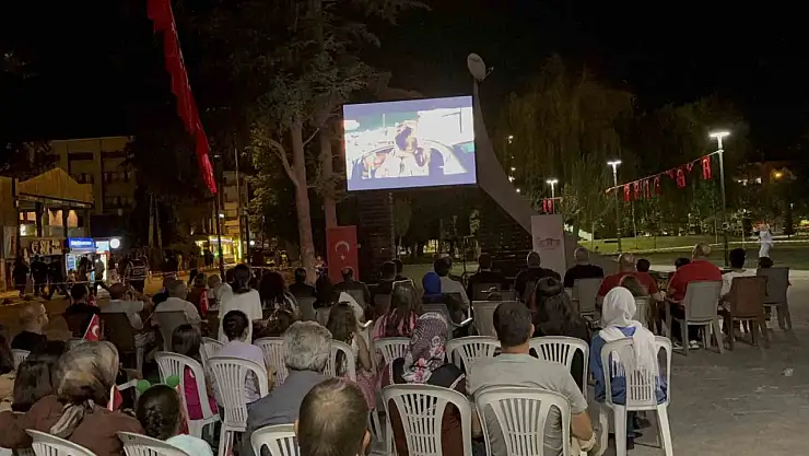 Duygu yüklü film açık havada izlendi