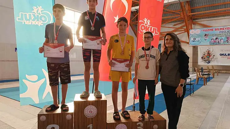Düzce'de 42 sporcu kulaç attı