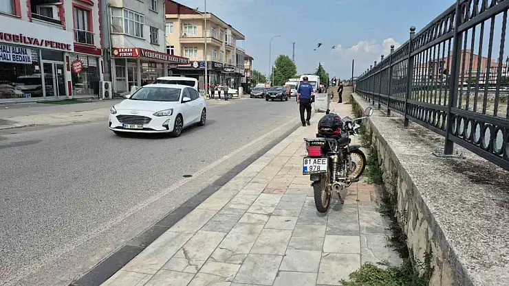 Düzce'de motosiklet yayaya çarptı: 2 yaralı