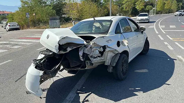 Otomobil aydınlatma direğine çarptı: 1 yaralı