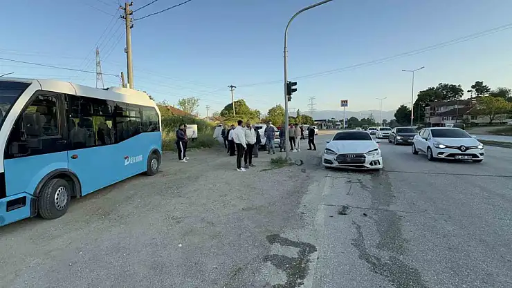 Düzce'de otomobil ışıklarda duran halk otobüsüne çarptı: 6 yaralı