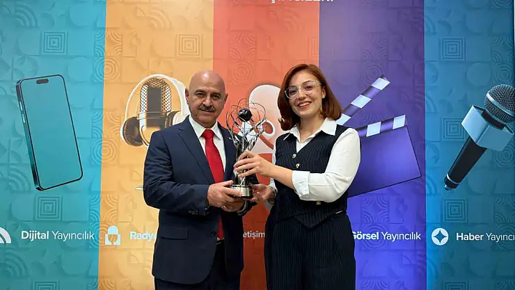 Düzce Üniversitesi geleceğin iletişimcileri yarışmasından ödülle döndü