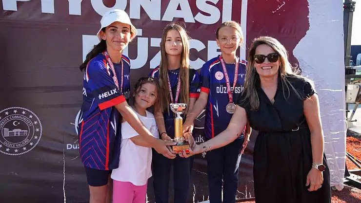 Düzceli okçular kürsüde