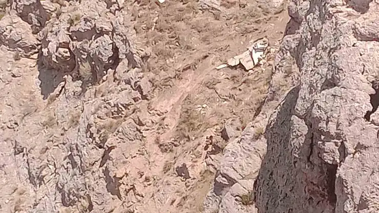 El freni çekilmeyen greyderin sürüklediği otomobil uçuruma yuvarlandı: 1 ölü, 1 yaralı