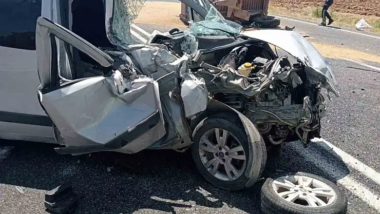 Hafif ticari araç ile traktör çarpıştı: 1'i ağır 5 yaralı