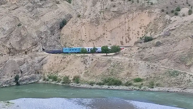 Trenin çarptığı işçiler ağır yaralandı