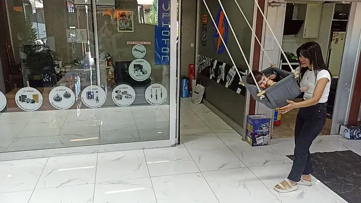 Elektrikçi dükkanına kadın eli değdi: Hem araba tamir ediyor hem de bebek büyütüyor