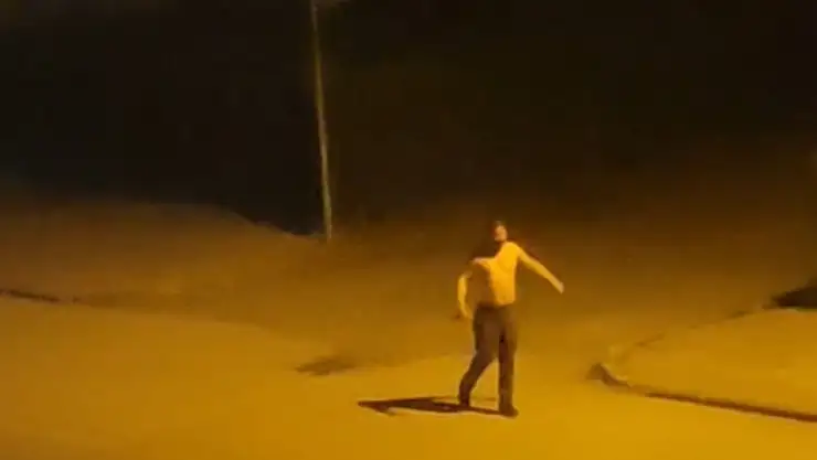 Elinde bıçakla sokak ortasında bağırdı: