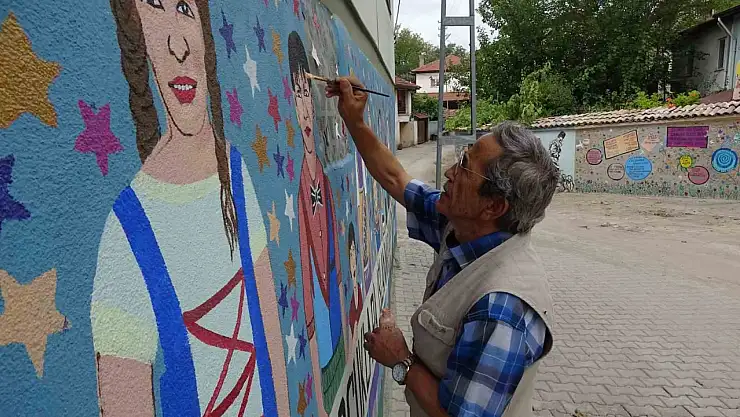 Çocukluk tutkusunu köyünün bahçe duvarlarını süsleyerek sürdürüyor