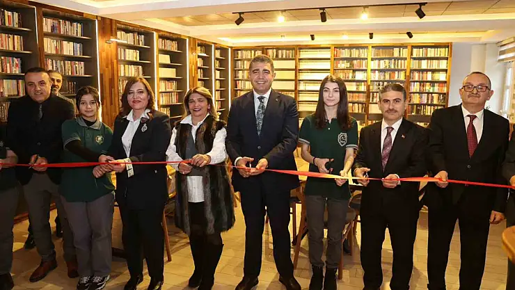 Emekli öğretmenden babası adına kütüphane