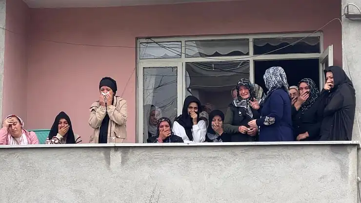 Emekli uzman çavuşun katlettiği eşi ve oğlu toprağa verildi
