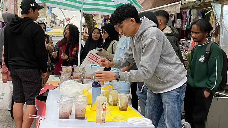 Endonezyalı öğrencilerden yardım tezgahı 