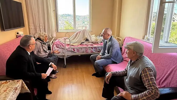 Engelli eşi ve yatalak annesine bebeği gibi bakıyor