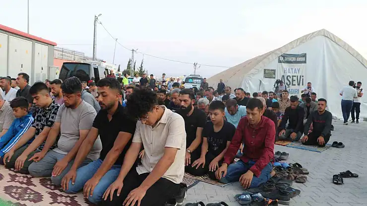 Enkaz kent Hatay'da buruk bayram namazı