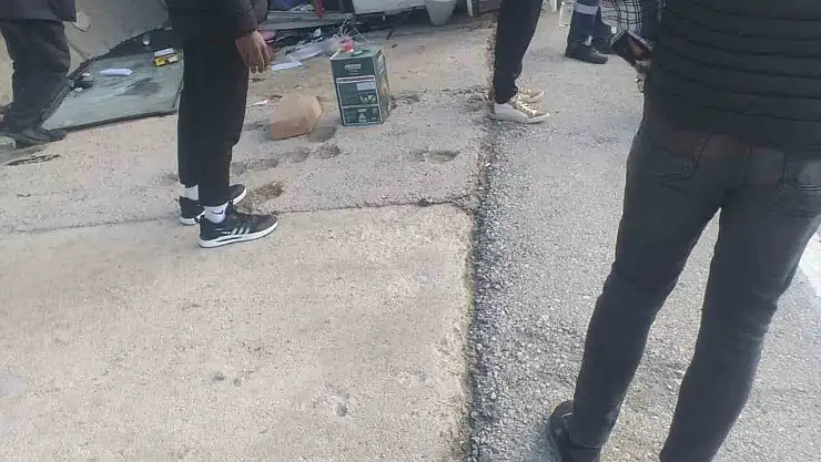 Erpiliç'in tavuk yüklü kamyonu devrildi: 1 yaralı