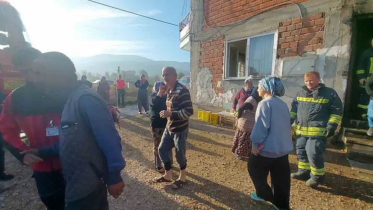 Evde yangın çıktı, 2 kişi hastanelik oldu