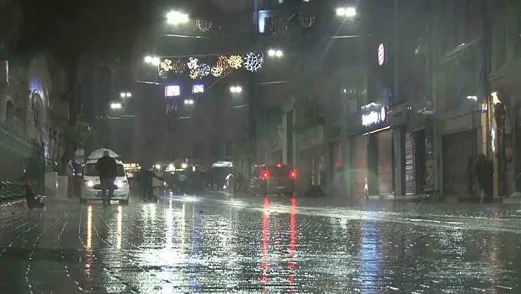 Fırtına Taksim'de vatandaşlara zor anlar yaşattı