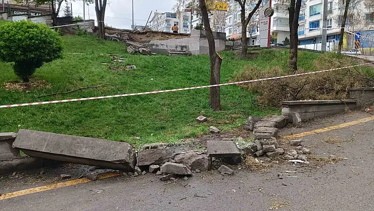 Fren sistemi arızalanan otobüsün parka daldığı anlar kamerada