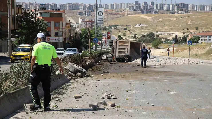 Moloz yüklü kamyonun freni patladı
