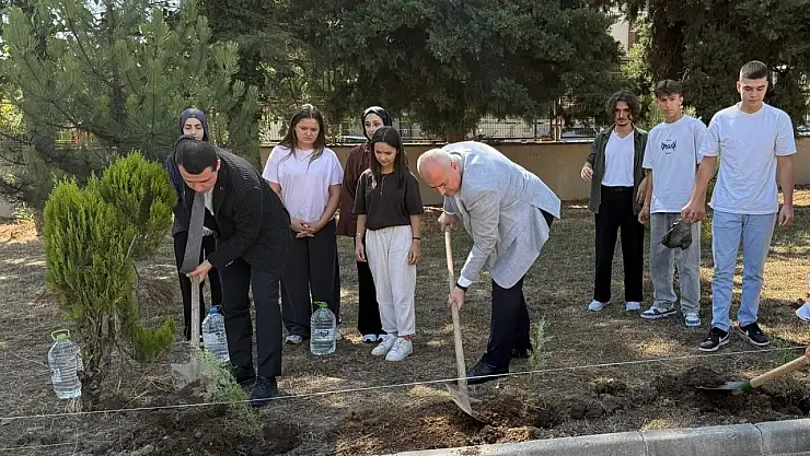 Geleceğe nefes olacak fidanlar toprakla buluştu