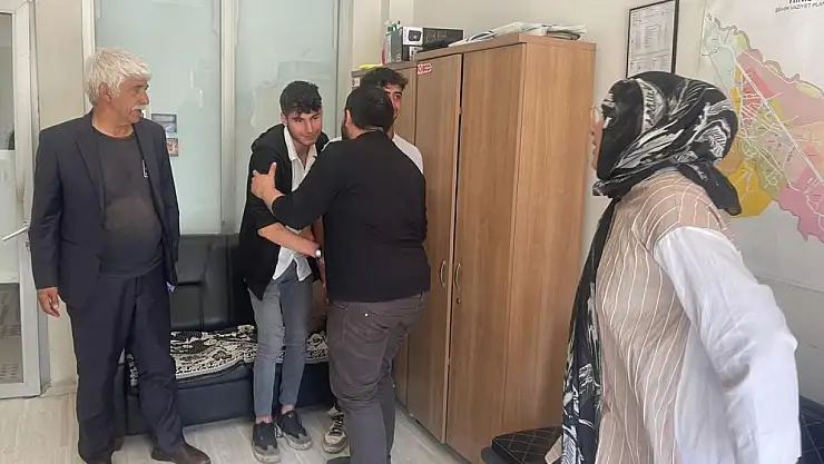 Buldukları bir çanta dolusu altını polis merkezine teslim ettiler