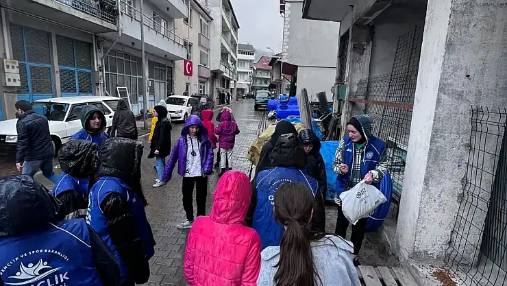 Gönüllü gençlerden mama desteği